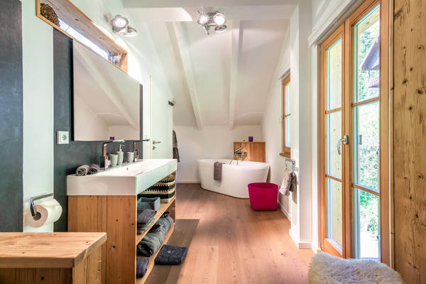 Ferienwohnung Hochsitz - Badezimmer mit Blick ins Grüne